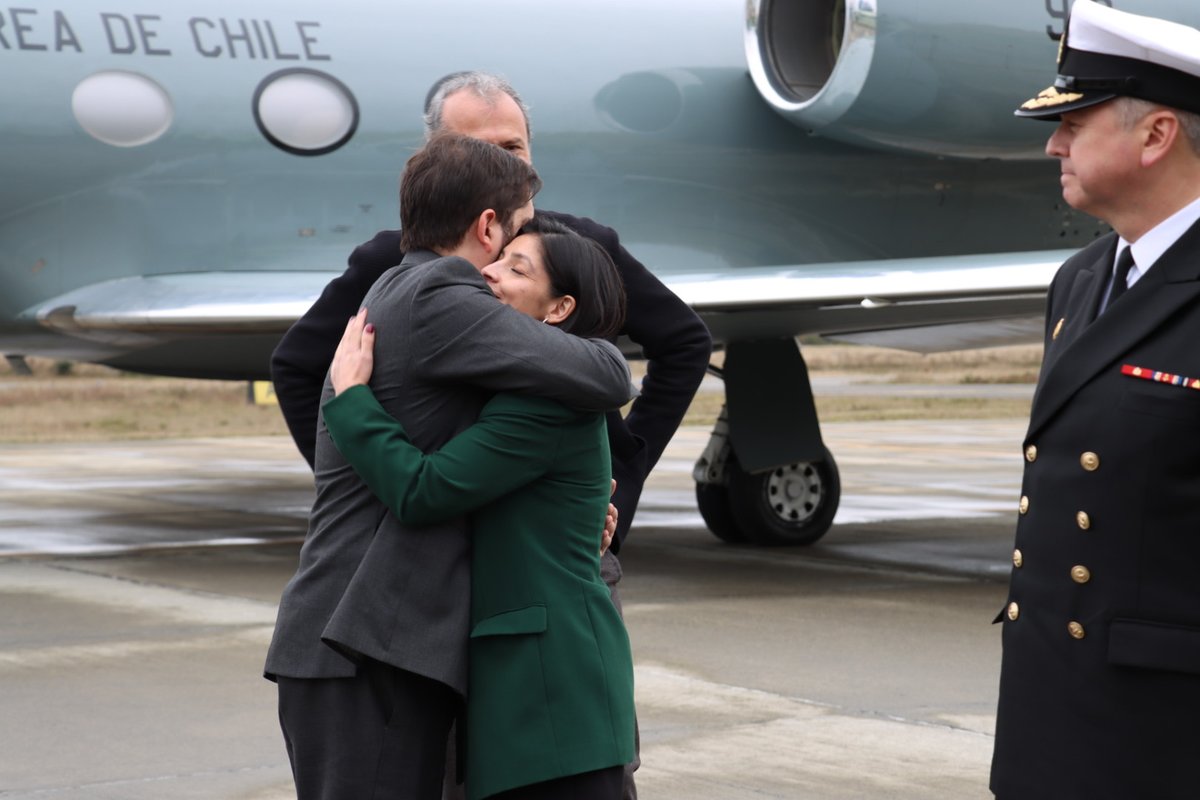 DPRLosLagos's tweet photo. 📍Delegada Presidencial Regional de Los Lagos @Giovimoreira, recibe al Presidente de la República @GabrielBoric en el Aeropuerto Internacional El Tepual de #PuertoMontt, junto al Gobernador Regional @pvallespin,  @CarabLosLagos, @FACh_Chile y @PDI_LosLagos. https://t.co/0iYc5pzYZ4