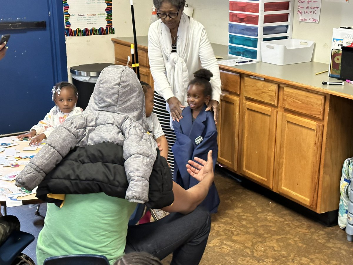 randallwoodfin's tweet photo. Y'all say hi to my new friends!

I had a ball this morning sharing the joy of reading with kids at Metropolitan Day School. https://t.co/6n98p2rZFI