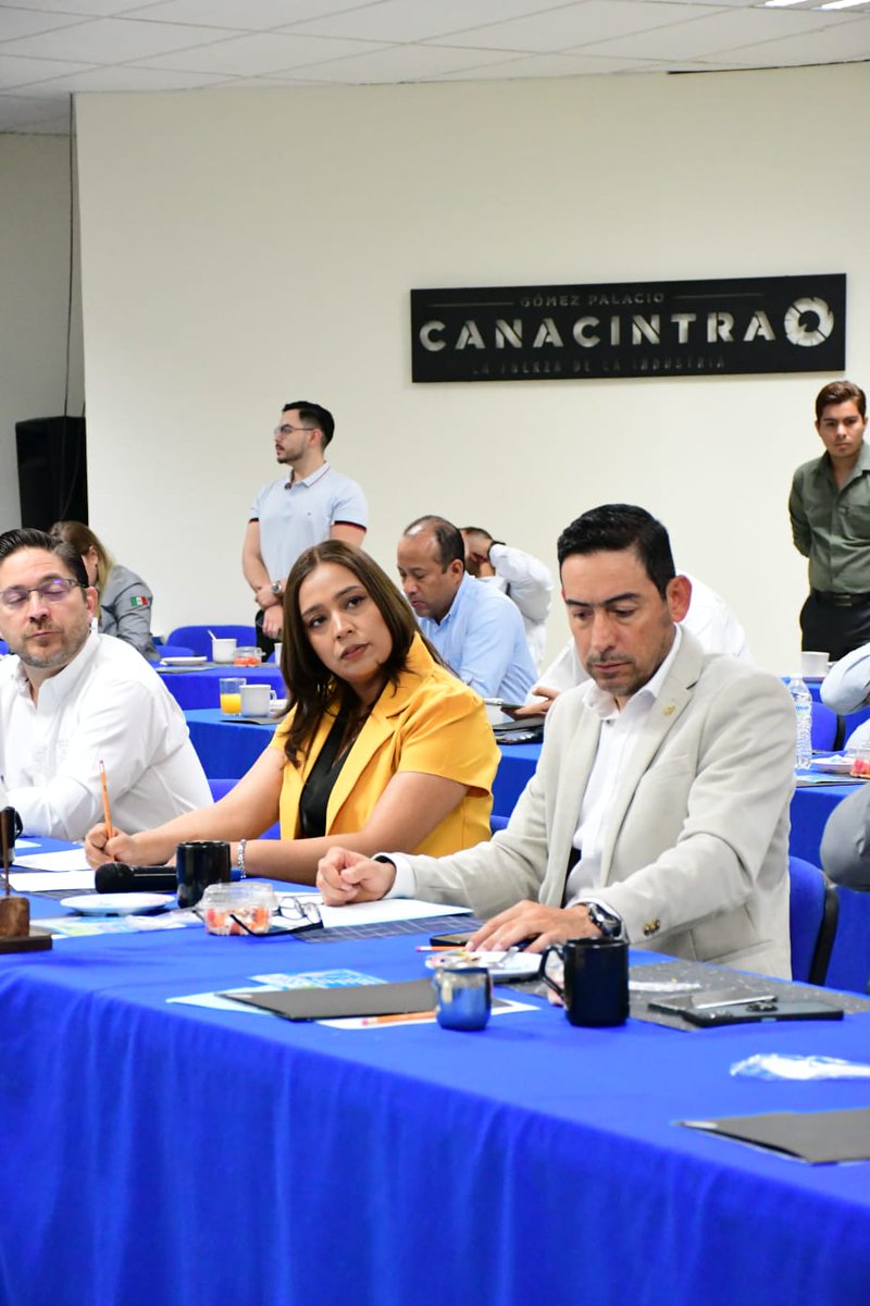 stypsdgo's tweet photo. #EnGómezPalacio
El Gobernador @EVillegasV reconoce que el motor laboral habita en los empresarios Duranguenses, por ello la Secretaria del Trabajo @Cindyglez_ mantiene diálogos constantes entre las diferentes cámaras empresariales.
Avanzamos por un #TrabajoDigno #TrabajoConValor https://t.co/SXb0FgMY9H