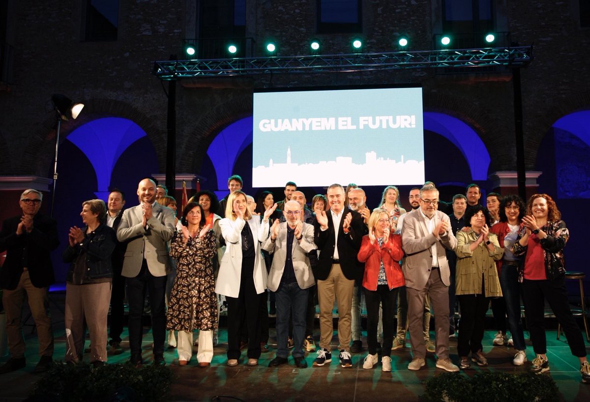 DolorsFarre's tweet photo. És un autèntic honor emprendre el camí amb aquest equip humà. Experiència i renovació, il·lusió i compromís. Una llista de Valls i per Valls. Per una campanya en positiu. Necessitem un Ajuntament fort per guanyar el futur i comptem amb tots i totes vosaltres per fer-ho realitat. https://t.co/MtdWzP2fro