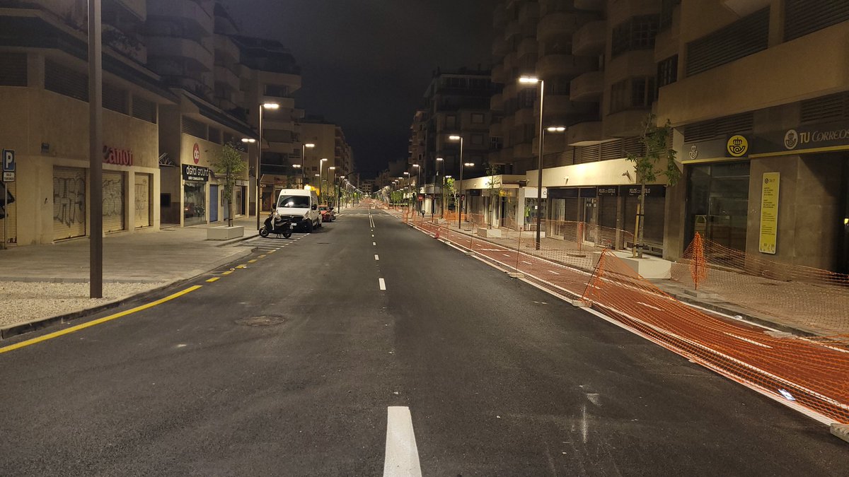 ibiza_isla's tweet photo. Tras meses de obras, ya tenemos la nueva avenida Isidoro Macabich de Vila, una apuesta del actual gobierno del @ajeivissa . Bajo mi punto de vista, una buena idea pero mal ejecutada 👇 https://t.co/0zzcmS0eX9
