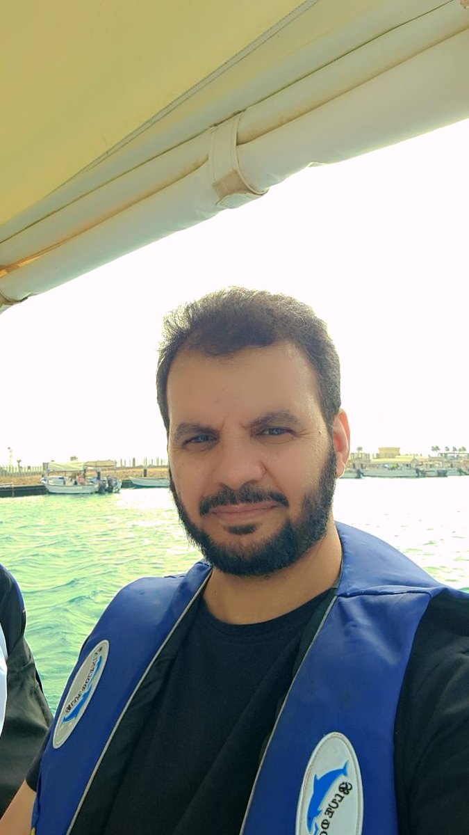 samialtaqfi's tweet photo. أحب ممارسة الرياضة في الأماكن المفتوحة، وأجد فيها متعة وراحة كبيرة..
التحقت بأحد أندية اللياقة الشهيرة، كانت خدماتهم ممتازة، واستفدت فائدة كبيرة ونقص وزني ولله الحمد
لكنني لم استمرّ أكثر من ثلاثة أشهر 😇
لم أستطع تحمل رؤية أرتال الحديد، وصخب الآلات، ودوي البكرات، وصليل السيور!! https://t.co/ibSuZ8gseL
