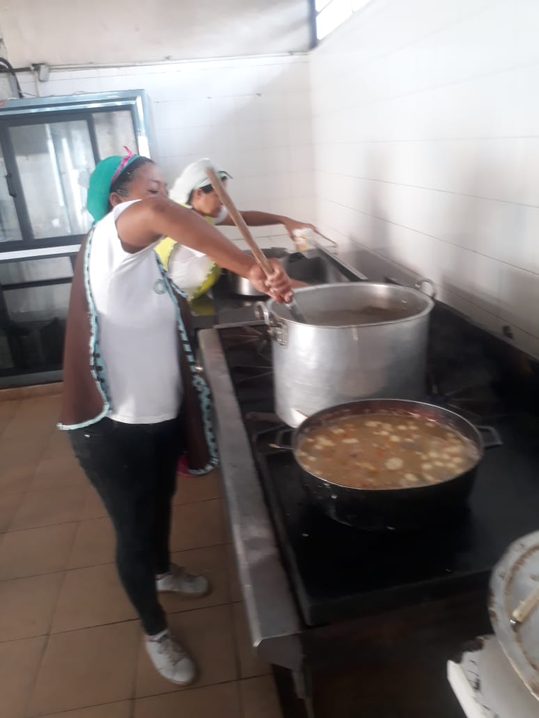 CnaeRafael's tweet photo. #26Abr| Las guerreras de la patria de la parroquia Rafael Urdaneta siempre activas garantizando la alimentación de nuestros niñas y niños 

@_LaAvanzadora @pedrodiazg59 @norelys_bolivar @cnaeoficial 

#ConSancionesNada https://t.co/Z7npwNvcqi