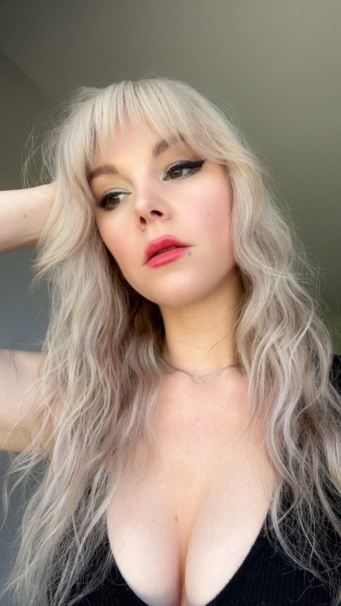 pleasanthiss's tweet photo. Felt cute. Going live 🤗 #selfie #messyhair #messyhairdontcare #beachyblonde #redlips #wednesdayvibes #chill #twitchstreamer #twitchaffiliate #gamergirl #moody #windowlighting #picoftheday #streamergirl #blonde https://t.co/4nZ502hohH