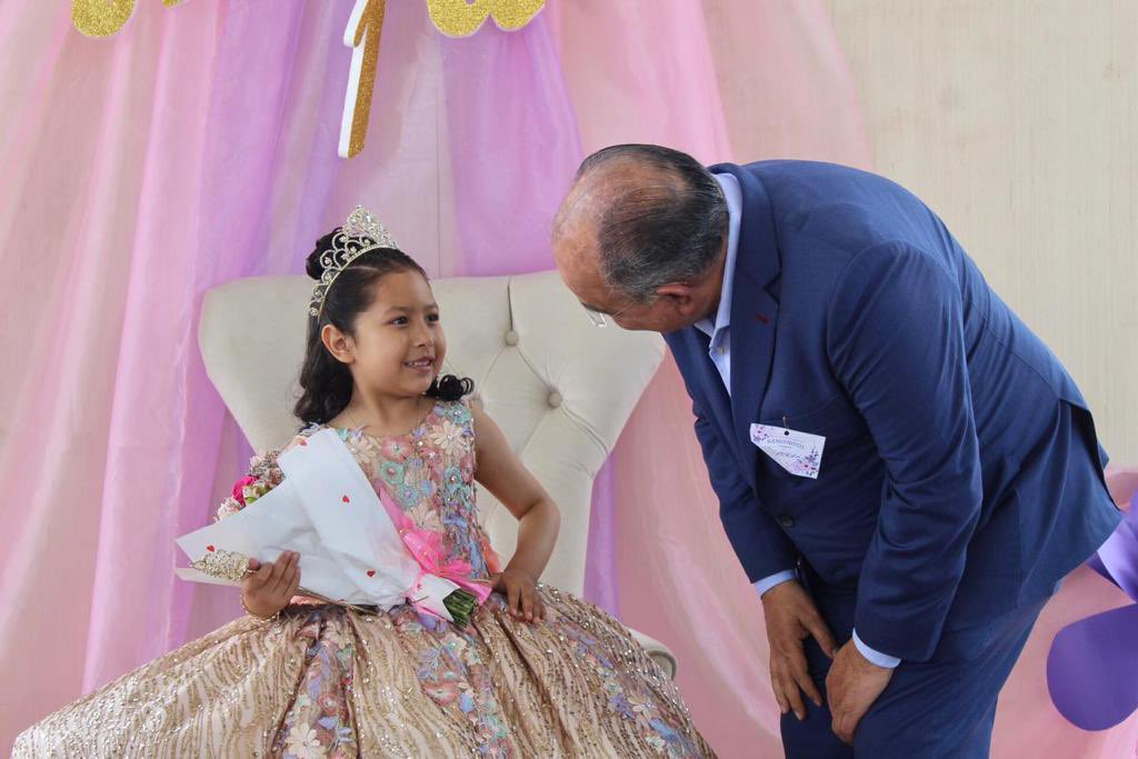 pepemarquezm's tweet photo. Celebramos el Día del Niño y de la Niña con la coronación de Mayra 1ª, Reina de la Primaria “Josefa Ortiz de Domínguez” en la comunidad de #Atzingo 👧🏻👑 Felicito a María José y Janua Karla y a las madres y padres de familia por festejar con alegría a las niñas y niños. https://t.co/NBDQlOpf4F