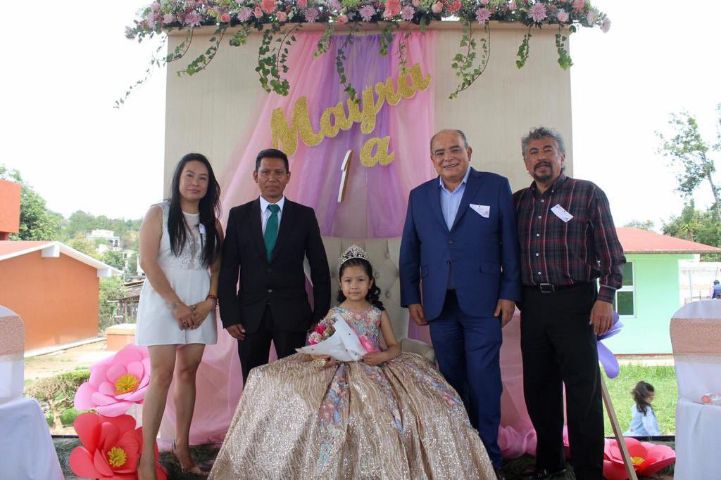 pepemarquezm's tweet photo. Celebramos el Día del Niño y de la Niña con la coronación de Mayra 1ª, Reina de la Primaria “Josefa Ortiz de Domínguez” en la comunidad de #Atzingo 👧🏻👑 Felicito a María José y Janua Karla y a las madres y padres de familia por festejar con alegría a las niñas y niños. https://t.co/NBDQlOpf4F