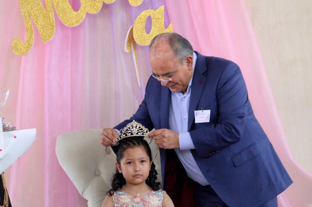 pepemarquezm's tweet photo. Celebramos el Día del Niño y de la Niña con la coronación de Mayra 1ª, Reina de la Primaria “Josefa Ortiz de Domínguez” en la comunidad de #Atzingo 👧🏻👑 Felicito a María José y Janua Karla y a las madres y padres de familia por festejar con alegría a las niñas y niños. https://t.co/NBDQlOpf4F