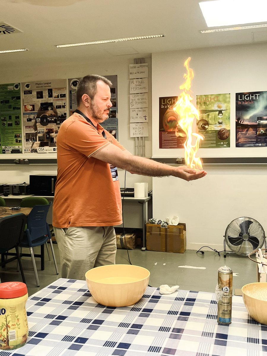 Physics_League's tweet photo. ¡Magnífica charla de @Divulgameteo! ¡En el arte hay más meteorología de lo que parece! Aunque para meteorología extrema la que le hemos hecho experimentar antes…

¡No os podéis perder mañana la conferencia de @SizeMattersBaby! https://t.co/rih9k45z0h