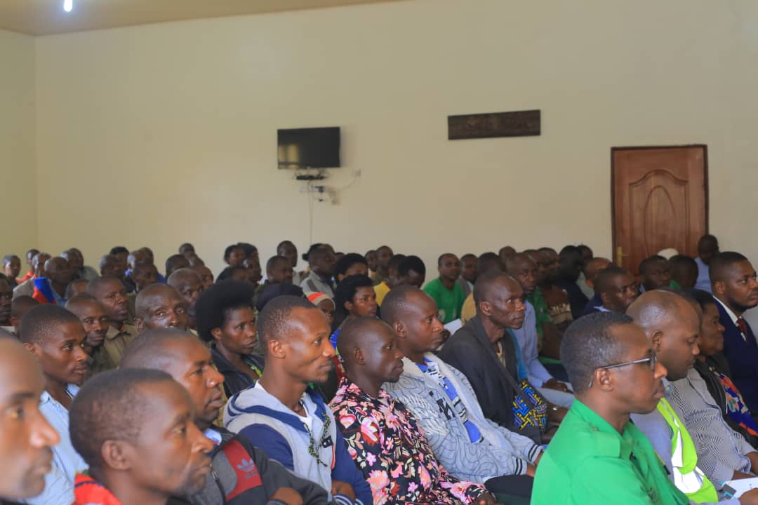 MUYOBOZI CA INGANDO MU BATURAGE,TUJYANEMO.Governor wa <a href="/RwandaWest/">Western Province I Rwanda</a> Francois HABITEGEKO yasuye abaturage b'Umurenge wa <a href="/bweyeyesector/">Bweyeyesector</a> .Dukomeje gushimira ubuyobozi bushyira umuturage ku isonga.
<a href="/HabitegekoFran1/">Habitegeko Francis</a> 
<a href="/DrKibiriga/">Dr. ANICET KIBIRIGA</a>
<a href="/RusiziDistrict/">Rusizi District</a> 
<a href="/RwandaWest/">Western Province I Rwanda</a>