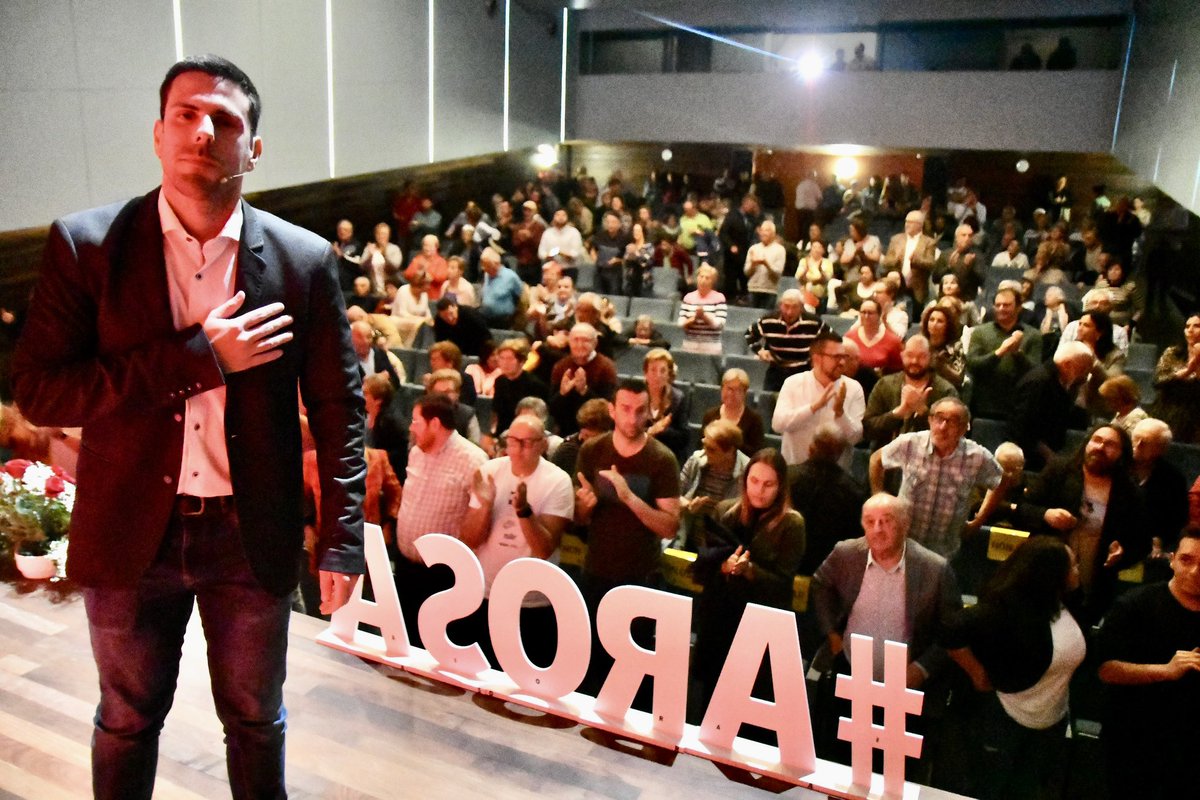PsoePontevedra's tweet photo. Noite máxica en Arousa onde Luis Arosa será o terceiro alcalde e o terceiro alcalde socialista.

Forza, ilusión e moito orgullo do que somos quen de facer dende o PSdeG-PSOE.

❤️🌹 https://t.co/bkYwPreZC1