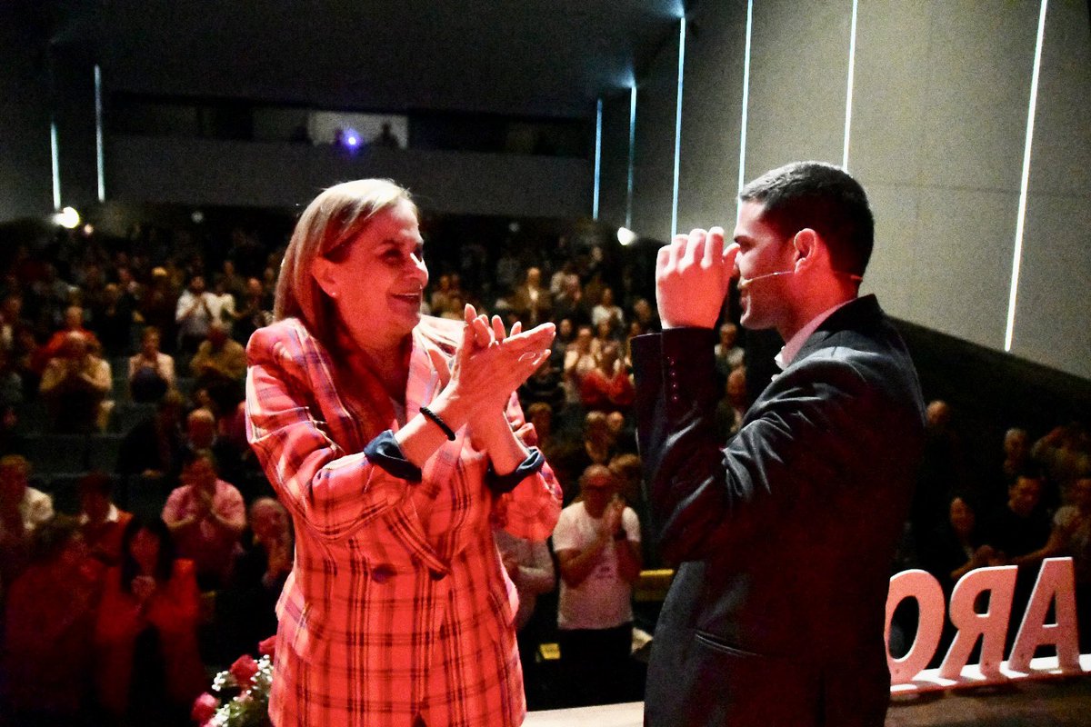 Noite máxica en Arousa onde Luis Arosa será o terceiro alcalde e o terceiro alcalde socialista.

Forza, ilusión e moito orgullo do que somos quen de facer dende o PSdeG-PSOE.

❤️🌹