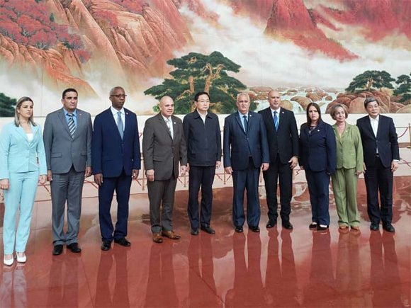El <a href="/DrRobertoMOjeda/">Dr. Roberto Morales Ojeda</a>, Miembro del Buró Politico continúa hoy en Shanghái la visita iniciada a China y que busca elevar el diálogo político al más alto nivel. #1roDeEneroDeVictorias #LatirAvileño #ALaPatriaManosYCorazon