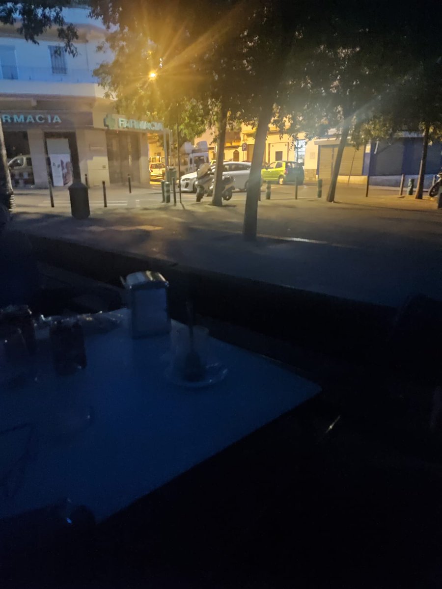 CrdobaDenuncia1's tweet photo. Plaza de Bellavista hasta las 21:30 a oscuras, imagen de la izquierda. El Naranjo, Córdoba, otro barrio que no existe para el alcalde saliente @andalucia_Todxs @Levantaos_co @cordobahoyes @cordopolis_es @EPAndalucia https://t.co/EL2BErICmA