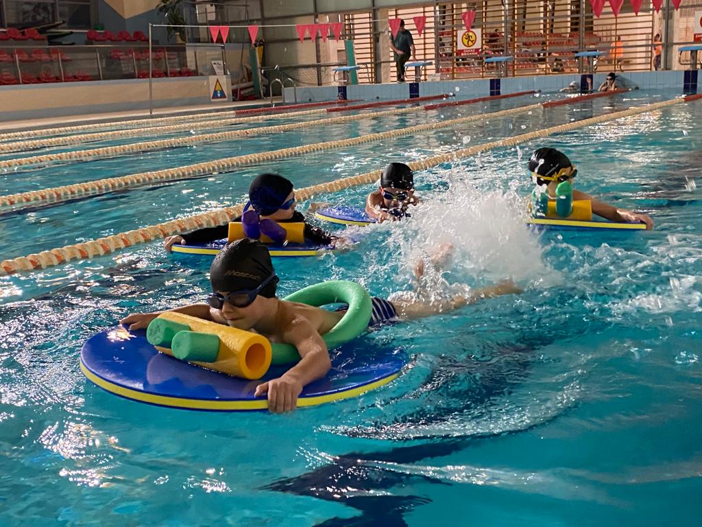 LiderSwim's tweet photo. “DLACZEGO BASEN “
Zacznę od tego dlaczego warto pływać, pływanie jest formą sportu bardzo bezpieczną dla naszego aparatu ruchu. Wykonując ruch czy to nogą czy ręką pokonujemy opór wody, jednocześnie nie obciążając stawów i ścięgien. https://t.co/VIRU5ZPWgU