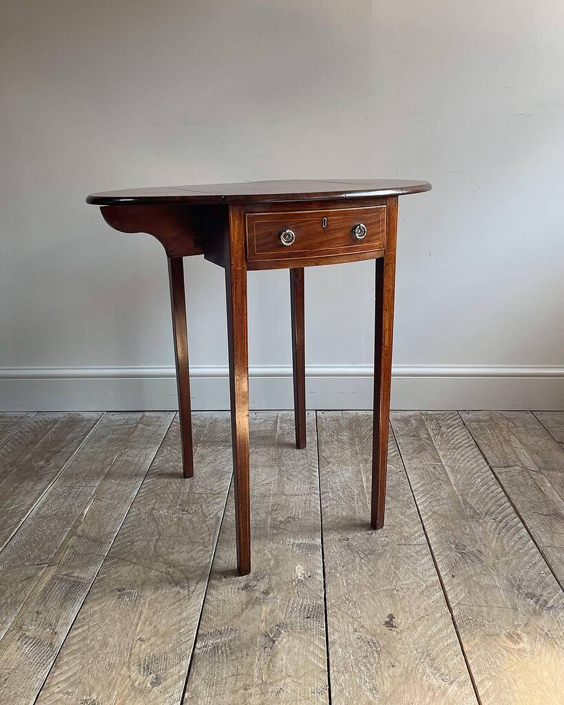 Just in: Charming small mahogany pembroke work table. Oval drop leaf top with boxwood stringing, over a bowfronted drawer with brass ring handles. Dummy drawer to the rear, and raised on boxwood strung square tapered legs. Circa. 1820 _____ #antiquewor… instagr.am/p/CrguJPIo98n/