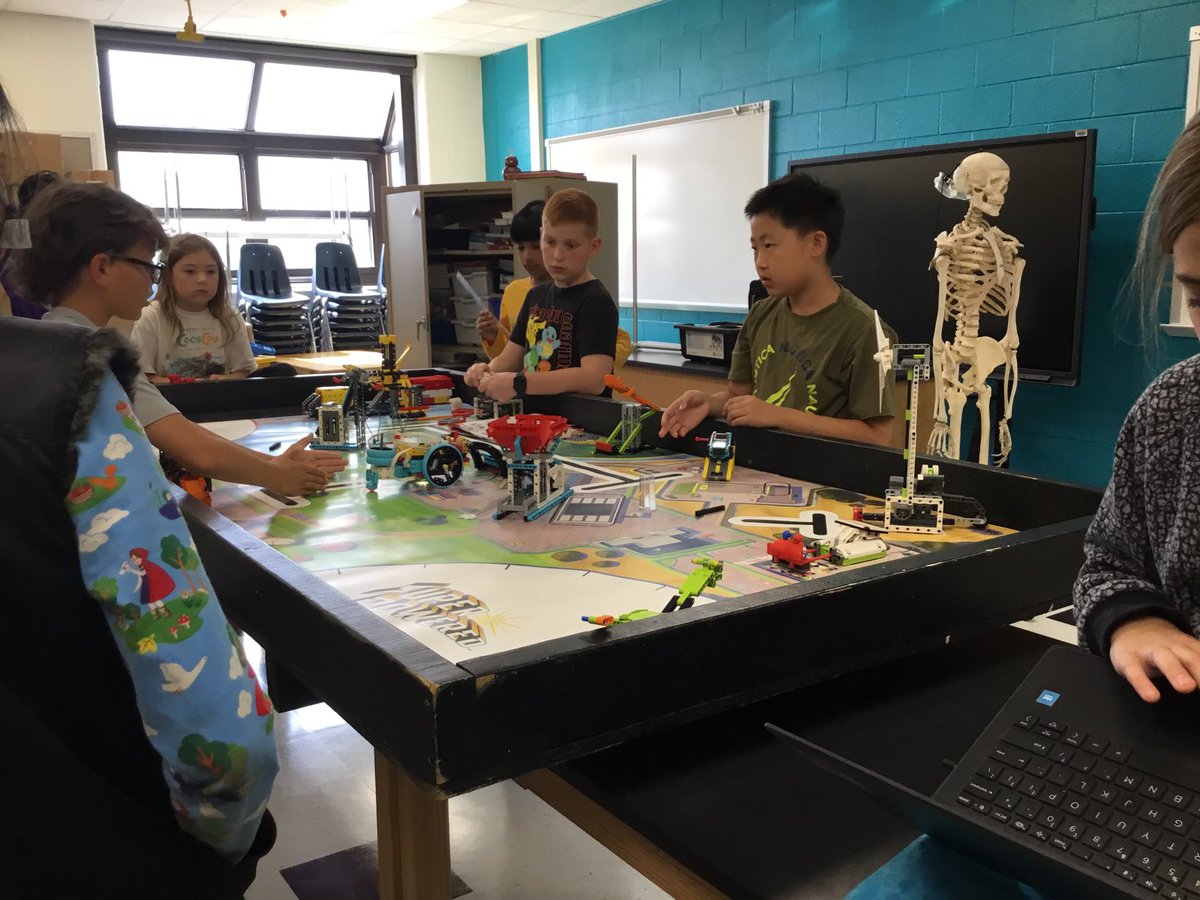 BRESStudentTwe1's tweet photo. Bres robotics team! We are a team of 4th and 5th graders with awesome robots and doing great missions 😊 https://t.co/ns9F39WFLP