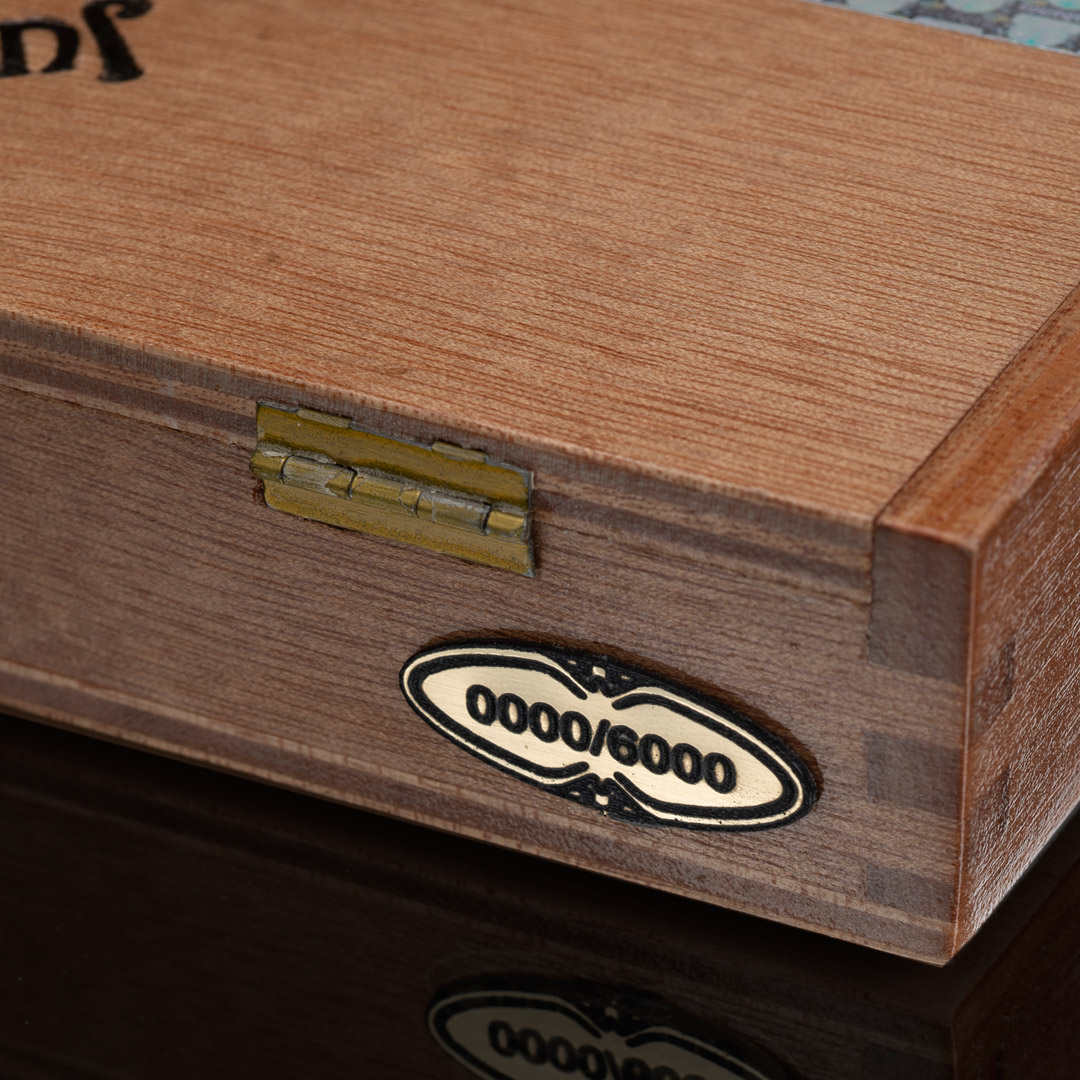 CabanaCorner's tweet photo. Juan López Gran Patagón (Ø52 x 135 mm) Edición Regional para el Cono Sur. Sólo 6.000 cajas de 10 unidades numeradas individualmente. Notas cremosas avainilladas, amaderadas y florales, cedro, cacao y frutos secos. Un delicioso y placentero Habano con sabor muy equilibrado. https://t.co/P8aE1O0hEq