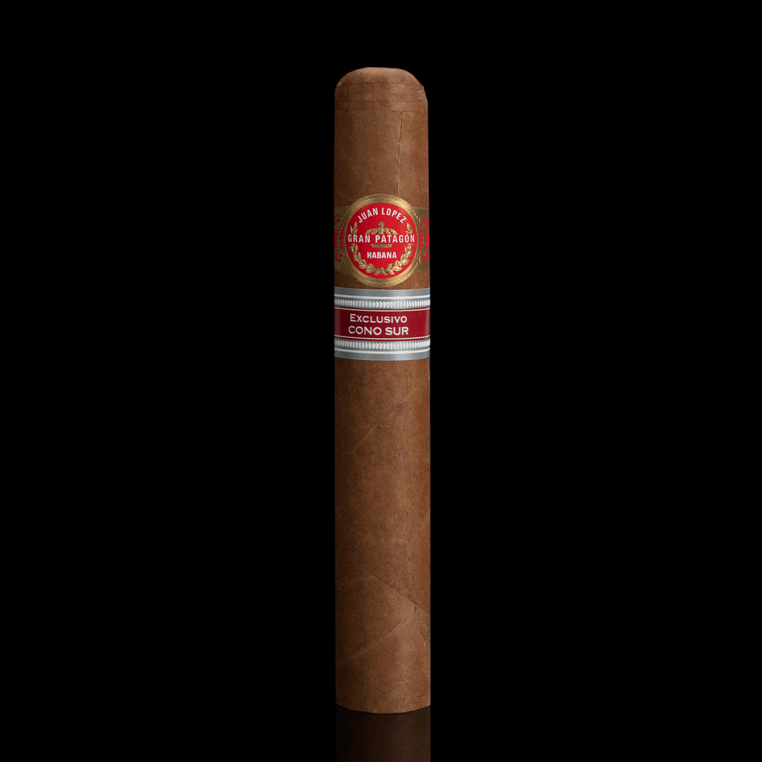 CabanaCorner's tweet photo. Juan López Gran Patagón (Ø52 x 135 mm) Edición Regional para el Cono Sur. Sólo 6.000 cajas de 10 unidades numeradas individualmente. Notas cremosas avainilladas, amaderadas y florales, cedro, cacao y frutos secos. Un delicioso y placentero Habano con sabor muy equilibrado. https://t.co/P8aE1O0hEq