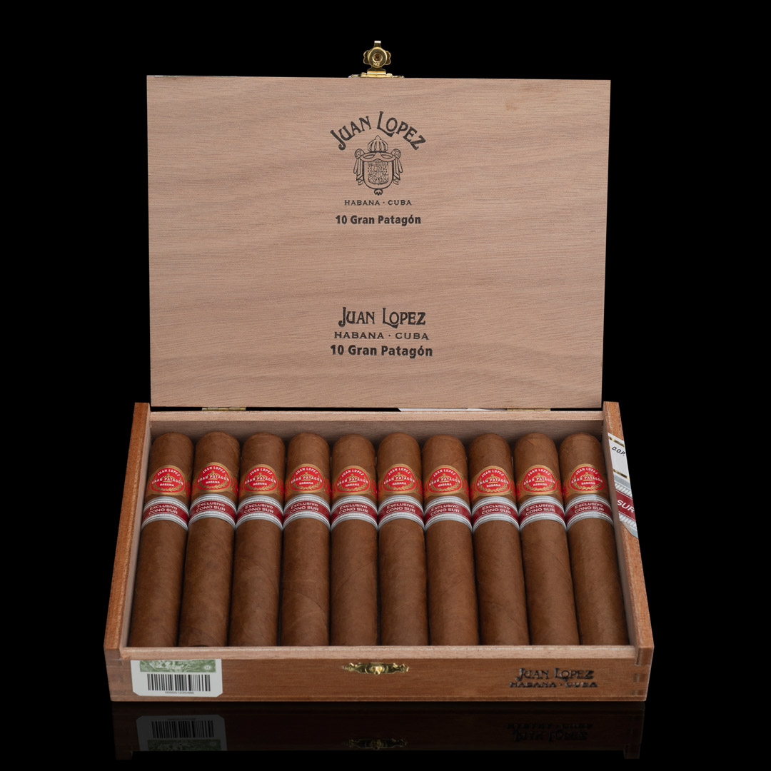 CabanaCorner's tweet photo. Juan López Gran Patagón (Ø52 x 135 mm) Edición Regional para el Cono Sur. Sólo 6.000 cajas de 10 unidades numeradas individualmente. Notas cremosas avainilladas, amaderadas y florales, cedro, cacao y frutos secos. Un delicioso y placentero Habano con sabor muy equilibrado. https://t.co/P8aE1O0hEq