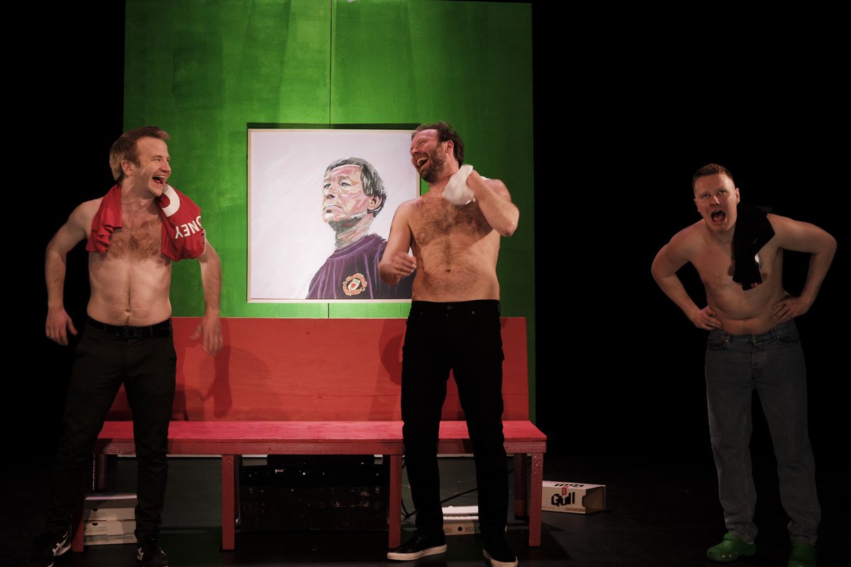 Óbærilegur léttleiki knattspyrnunnar hefur fengið standandi lófaklapp á hverri sýningu og allir elska þetta verk líka fólk sem hatar fótbolta! Aðeins nokkrar sýningar eftir 🫡 tjarnarbio.is/en/syningar/ob… 🔥