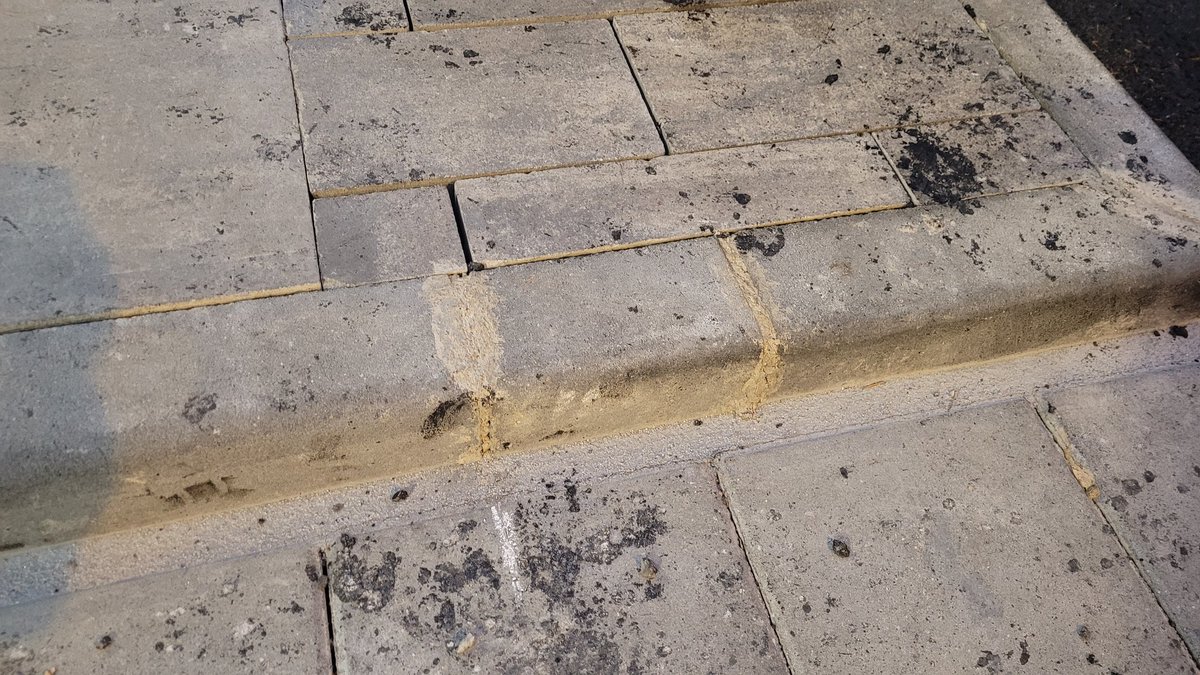 ibiza_isla's tweet photo. El ayuntamiento de Vila @ajeivissa ha querido ofrecer una nueva avenida Isidor Macabich, pero el estado actual parece de una avenida sucia y mal acabada https://t.co/CYVJi12kXZ
