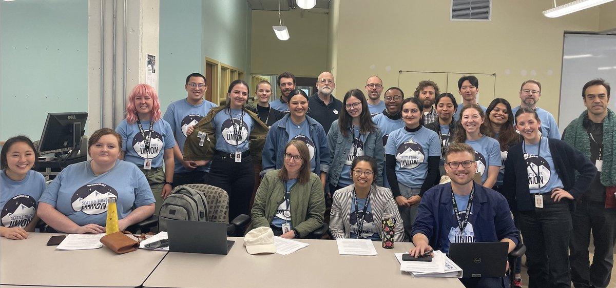 Our members attended today's bargaining session to show support for our wage proposals. We stand together in calling for salaries that keep up with inflation and provide realistic wages for increases in rent, childcare costs and other expenses. #timeforchange ✊