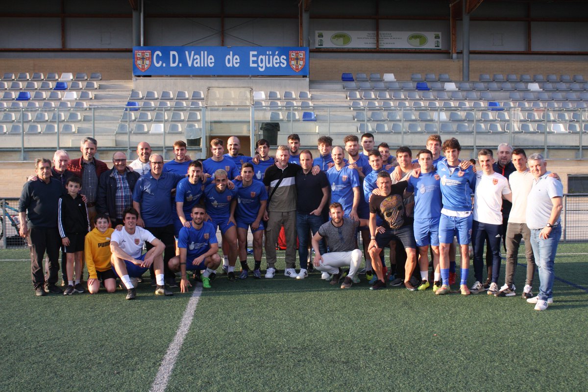 Hoy hemos tenido la sorpresa de recibir en el Municipal a los entrenadores de <a href="/Osasuna/">C. A. OSASUNA</a>, JAGOBA ARRASATE y BITTOR ALKIZA, que se han pasado por Sarriguren y han felicitado a nuestro 3ª RFEF por su ascenso. 
Que gran rato hemos pasado junto a ellos.  

¡¡¡¡GRACIAS POR LA VISITA!!!!