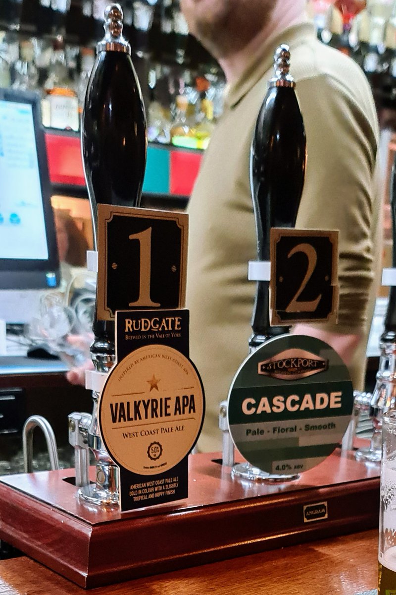 Two halves perfection 😋. <a href="/rudgatebrewery/">Rudgate Brewery</a> and <a href="/StockBrew/">Stockport Brewing Co</a> at <a href="/YeOldeVic/">Ye Olde Vic</a>