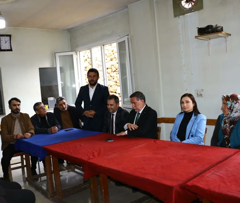 AyselYakar11's tweet photo. Adana Milletvekilimiz sayın @ahmet_zenbilci ve milletvekili adayımız sayın @mehmetkurtaran1 , ilçe başkanımız sayın @ademuyank ve teskilat Üyesi arkadaşlarımızla Yardibi Mahallemizde vatandaşlarla biraraya geldik.
#milletdevletelele
@omerrcelik
@aysekesir @mehmetay01 @sevilcan8 https://t.co/0QIJobiJvJ