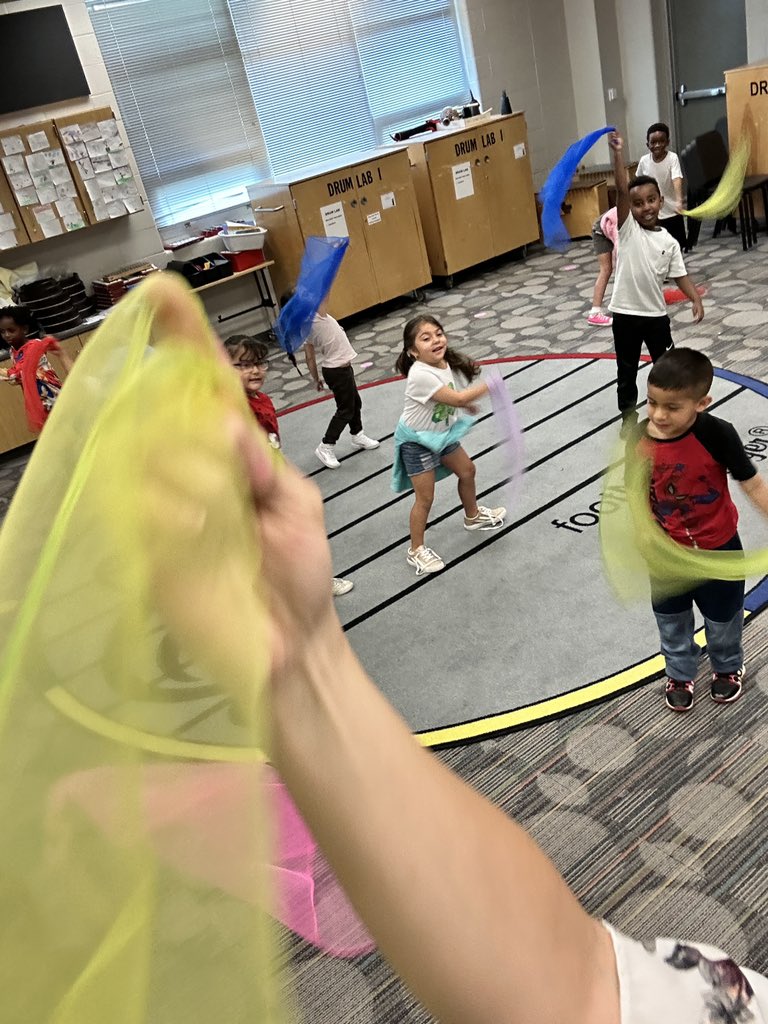 SMSDMrsMason's tweet photo. Kinder kids know how to have a good time in music class! #kindermusicrocks 🥰 @shawanoe https://t.co/31WyEcmo2H