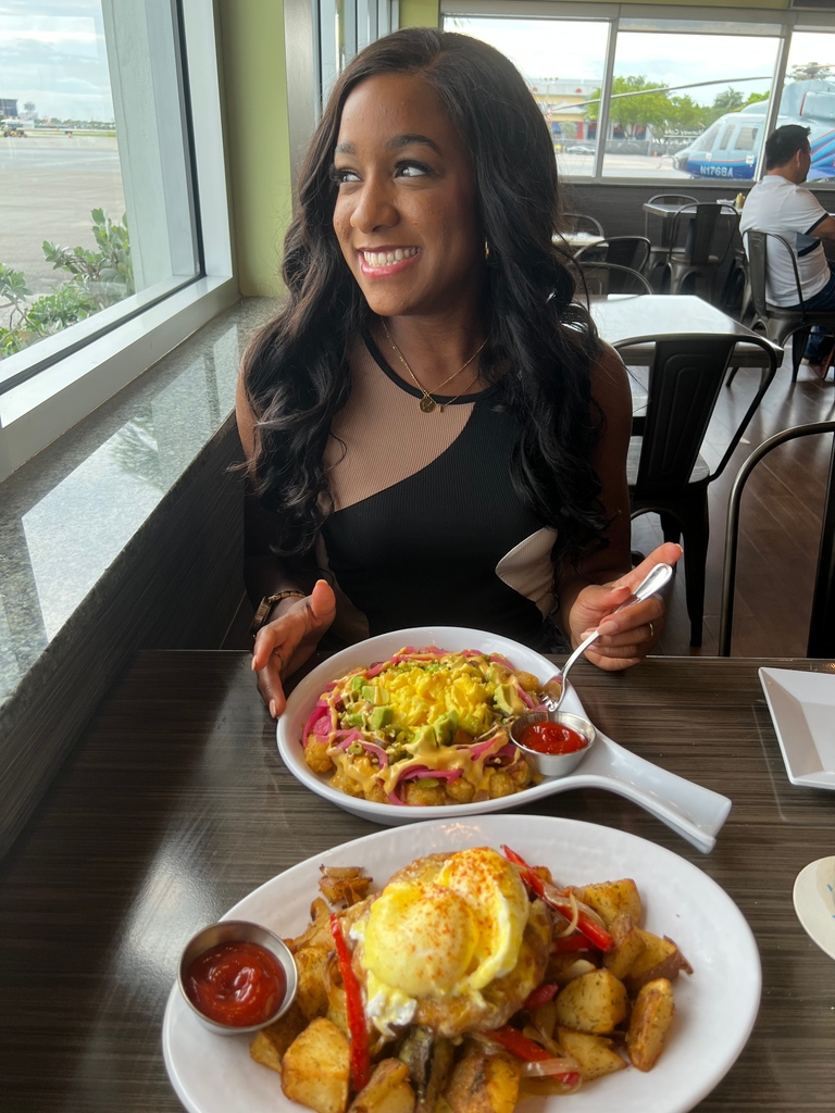 POV you're have the Best Brunch view in town! ✈️

#JET #SFL #jetrunwaycafe #brunch #breakfast #firstclass #aviation #plane #takeoff #pilot #fortlauderdale #banyan #tasty #foodie #nomnom #eeeeeats #flmageats #fxe #visitlauderdale #local
