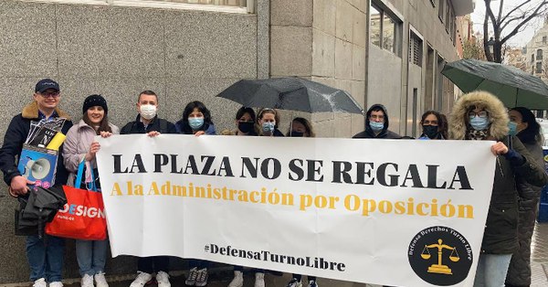 popicronos's tweet photo. @PasadoNostalgia @asoc_dtl @tonicycle @ChisiDrakarys @OpositoresJA Nosotros empezamos el melón de las concentraciones por toda España con la @defturnolibre hace unos meses, pero como dice @tonicycle estamos dispuesto a lo que @tonicycle refiere, siempre con la #DefensaTurnoLibre y #LaPlazaNoSeRegala 😉 https://t.co/8KjT2TMCZ7