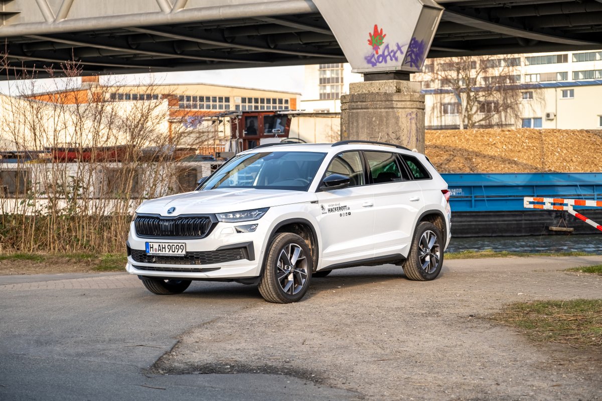 Hackerott_de's tweet photo. 🚙 Ein #Dienstwagen muss nicht nur Komfort auf der Langstrecke bieten, sondern häufig auch Platz für die ganzen Familie. 

Entdeckt jetzt die aktuellen #Škoda-Modelle mit innovativen Features bei #HACKEROTT: https://t.co/MSKpBUKj4P 

#Firmenwagen #Hannover https://t.co/VcwyvmMf2P