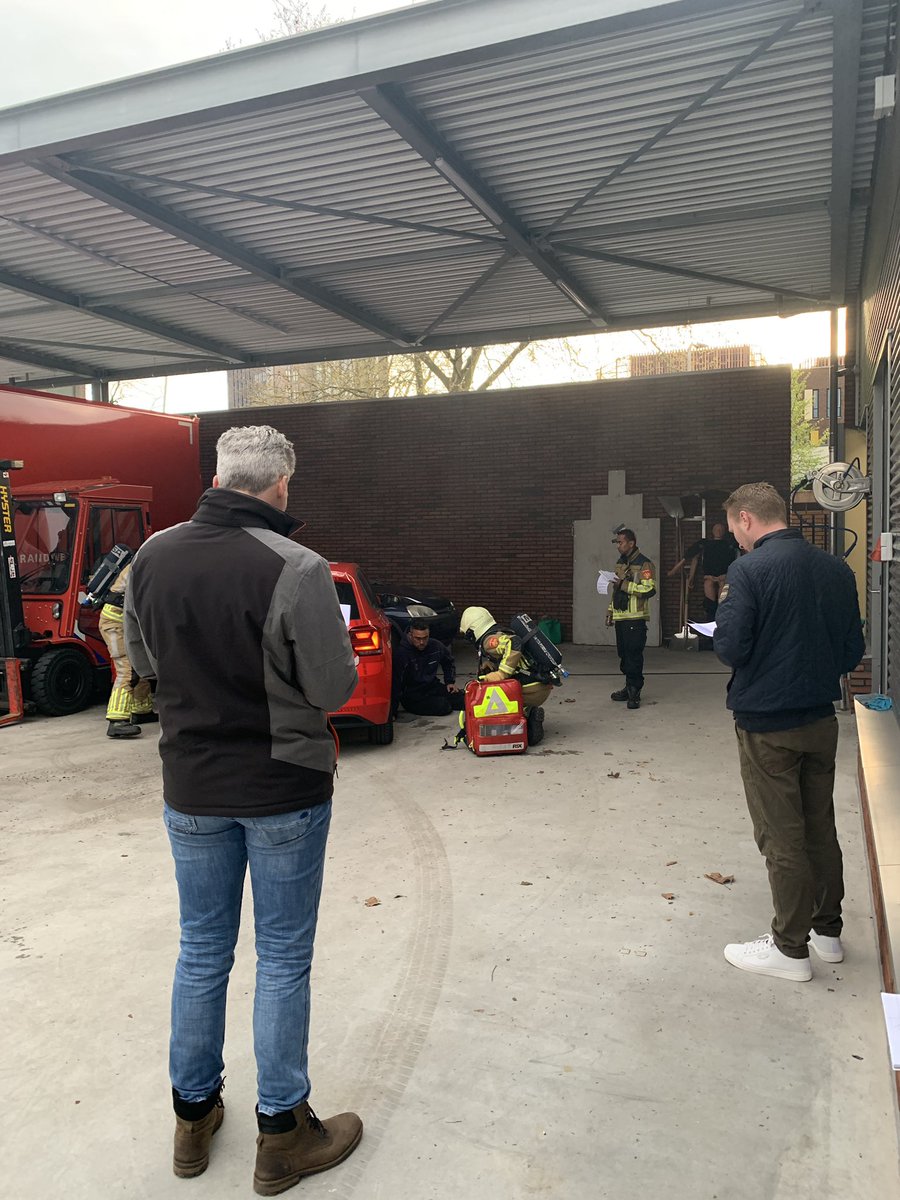 elineboxem's tweet photo. Avond oefenen met observeren en beoordelen #leergang #instructeur #BrandweerTwente #BOGO toch lastiger dan gedacht! https://t.co/YD4R3Op7KU