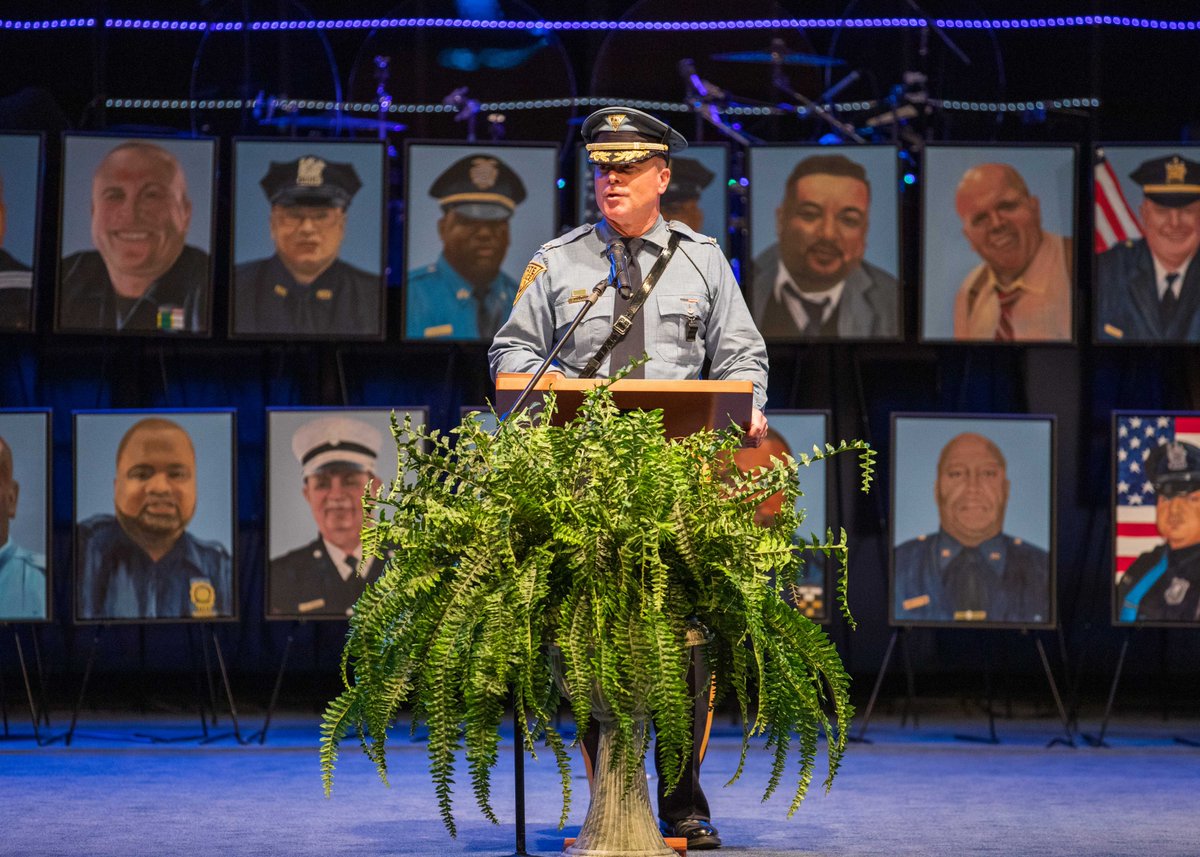NJSP's tweet photo. This morning, first responders from around the state gathered to honor the public safety professionals who paid the ultimate sacrifice during the Covid-19 pandemic and were not afforded a proper tribute when they died. 

We will never forget.

More photos: https://t.co/dEXH5Vlgxu https://t.co/sl8A4xjFit