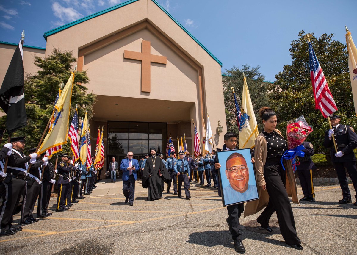NJSP's tweet photo. This morning, first responders from around the state gathered to honor the public safety professionals who paid the ultimate sacrifice during the Covid-19 pandemic and were not afforded a proper tribute when they died. 

We will never forget.

More photos: https://t.co/dEXH5Vlgxu https://t.co/sl8A4xjFit