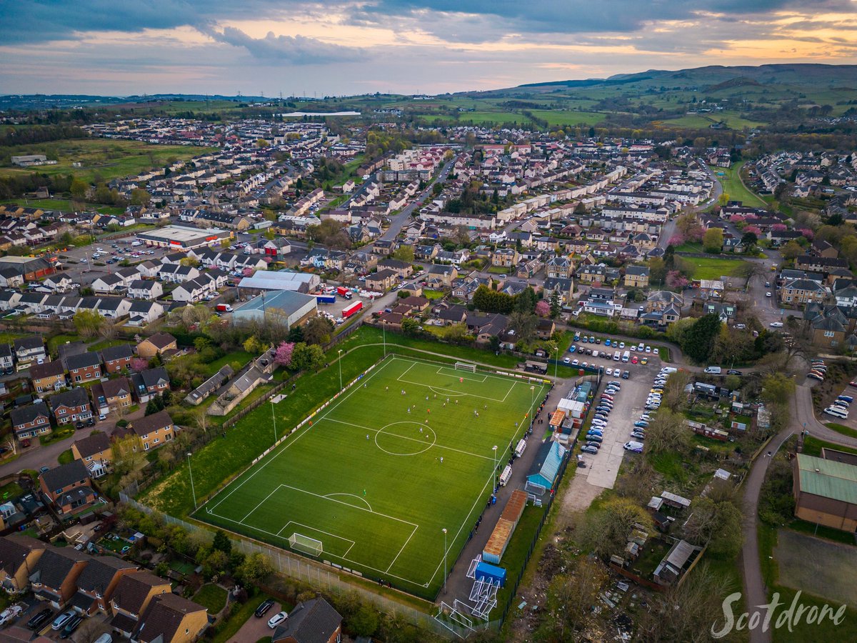 scotdrone's tweet photo. Congratulations to Dunipace FC who booked their place in the semi-finals of the King Cup with a 3 - 0 victory over Luncarty tonight. Here's a picture taken during the second half of the match 😊⚽
#dunipace #thepace #dunipacefc #denny #scottishfootball #football https://t.co/Q0Xg9JIfjc