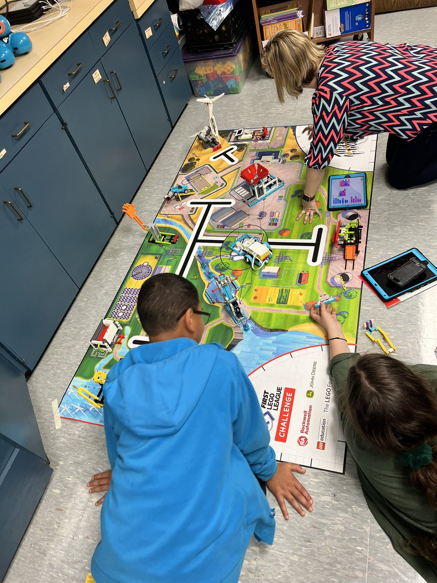 TheSTEMnerdette's tweet image. Sneak peek of what’s to come this Saturday! One of WCS FIRST Lego League robotics teams is squeezing in some final practice sessions before their competition this Saturday!! #stematwcs @lwesmediacenter @firstlegoleague