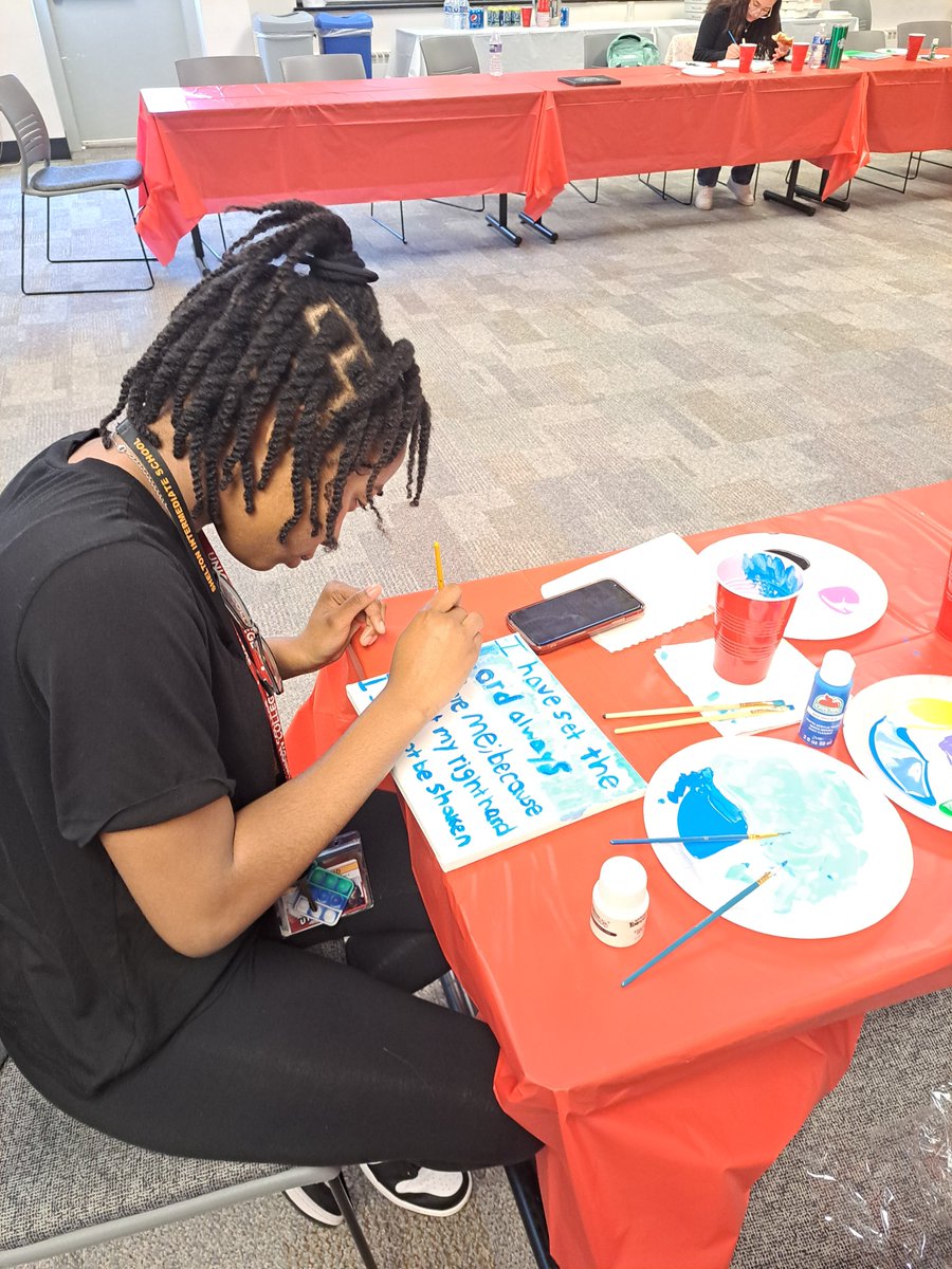 UnionCollegeEOF's tweet photo. This semesters Paint and Sip offer a very relaxing environment for our students to explore their creativity. Thank you to our Ms. Shelly for hosting this event for our scholars! #EOF https://t.co/DnGNB0rTIL