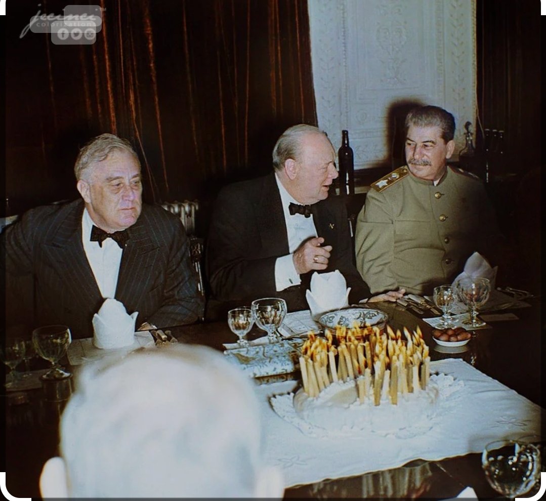 در این تصویر، روزولت و استالین رو در جشن تولد چرچیل می‌بینید!(۱۹۴۳)
این سه سیاستمدار فرماندهی سه قدرت  آمریکا، شوروی و بریتانیا رو در خلال جنگ جهانی دوم برعهده داشتند.
جنگی که با برآورد ۷۰ تا ۸۵ میلیون کشته، مرگبارترین جنگ در تاریخ بشر نام گرفت! حالا دوباره خط اول رو بخوانید!/۱