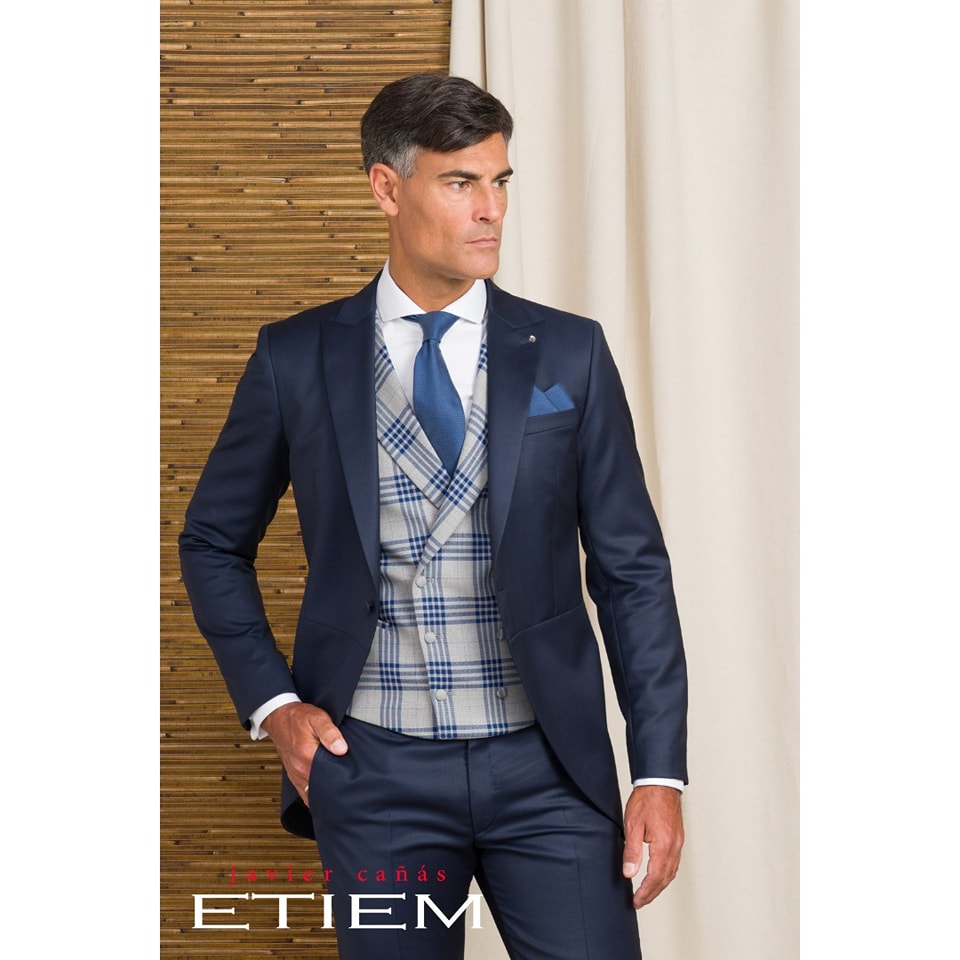 DNovios1's tweet image. Para los más arriesgados, los chalecos de cuadros grandes, son la mejor elección para diferenciarse de todos los demás. El color... lo dejamos a tu elección.
#bodas2023 #bodasespaña #bodasvalladolid #bride #chalecos #chaque #esmoquin #trajesdeboda #trajesdeboda #trajesdehombre