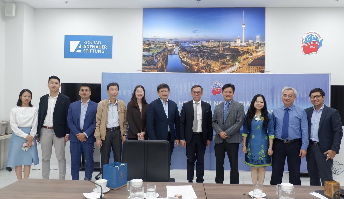 On April 26, DAV had a comprehensive exchange with the SIIA's delegation on digital transformation and digital economy in ASEAN, drawing on 🇻🇳🇸🇬🇮🇩🇹🇭's experience. Looking forward to the digitalized and sustainable future of ASEAN!  #digitaltransition #ASEAN #Vietnam #Singapore