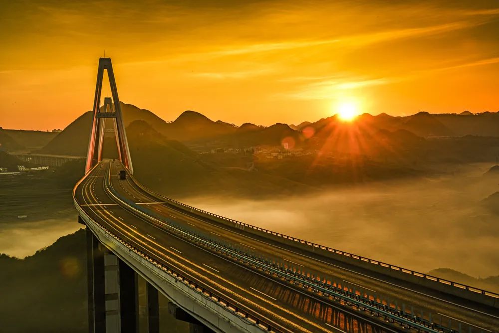 LiveinGuizhou's tweet photo. 【Guizhou's first double-pylon cable-stayed bridge👏】The main structure of #Shantou-#Kunming Expressway's #Maling River Bridge spans 360 m, while its main pylon measures 192.075 m. The #bridge has an air draft of 241 m.💕💕

📷 by Pengpai News

#Guizhou #China #onebridgeaday https://t.co/awNE5lTxSl