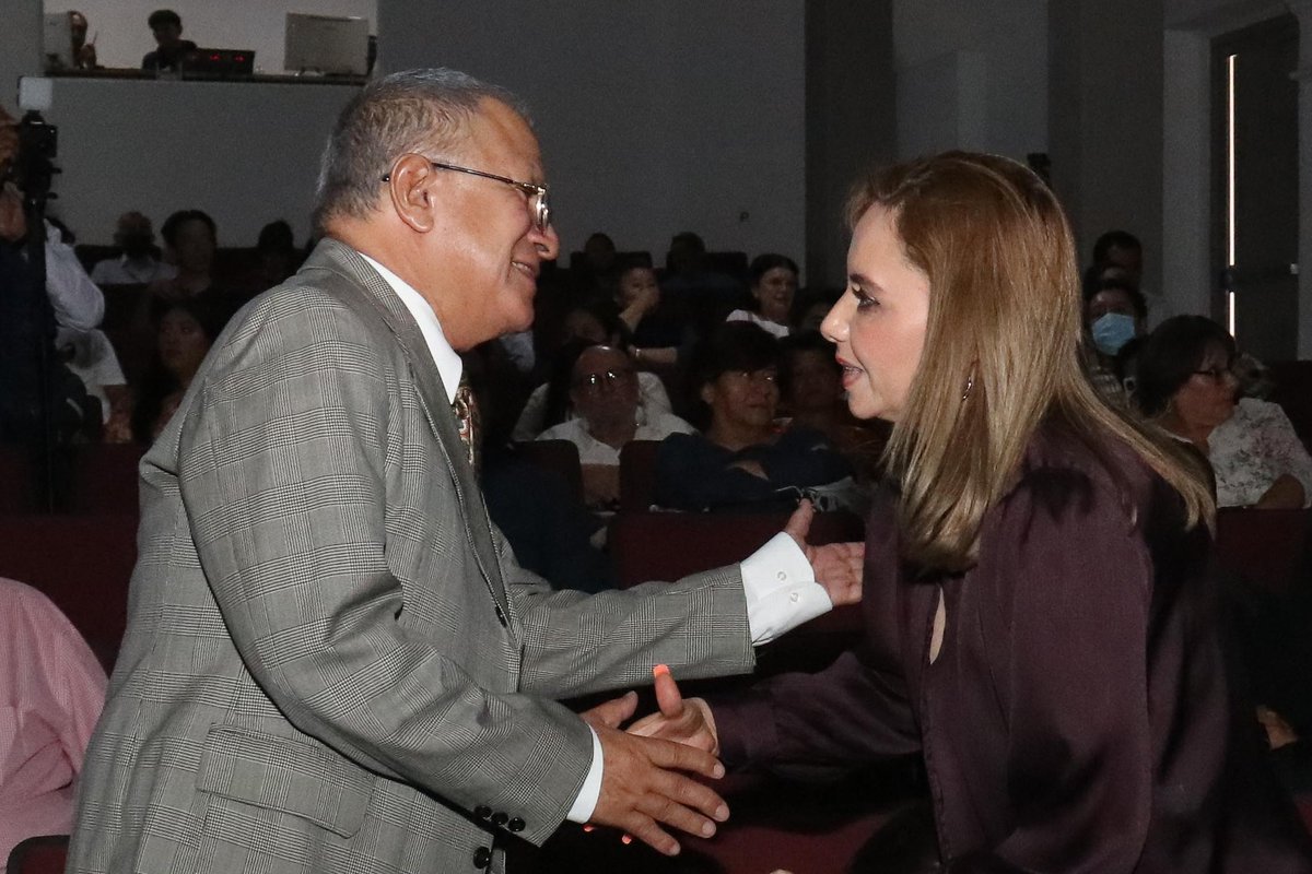 Paola_Angon's tweet photo. En el marco de los 15 años de la Escuela Superior de Música Fausto de Andrés y Aguirre del @igccomunica, me dio mucho gusto asistir a la ópera🎙️ “Don Gil de Alcalá” en el Teatro Ciudad Sagrada.

🤗Sigamos sumando esfuerzos para que, con las artes, hagamos más #ChulaMiCholula❤️. https://t.co/Er3lKZdP8h