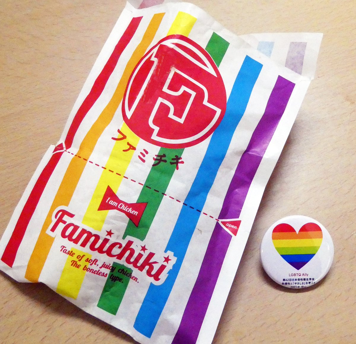 N_kyoju's tweet photo. レインボーカラーの「ファミチキ袋」．つい買ってしまいました．ファミリーマートのダイバーシティアクション．「今まで見えなかったこと」に気づく人が増えるといいですね．アライ用のレインボー缶バッジと．
 https://t.co/Ewx6GUFRM0

#中塚幹也  #中塚教授のひとりごと https://t.co/qCt7WVoDUk