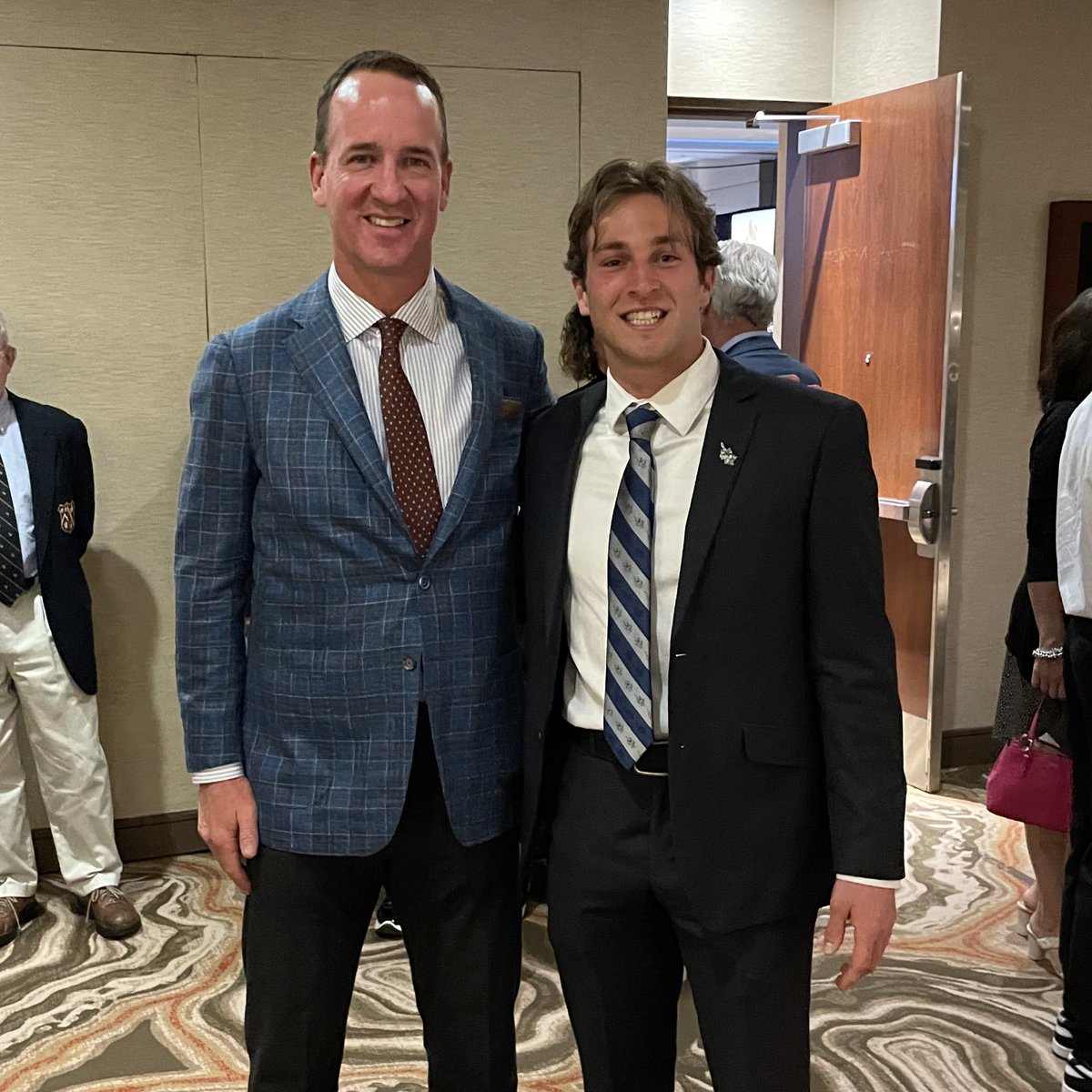 Honoring John Matocha at tonight’s Colorado Sports Hall of Fame banquet - and he ran into another Denver quarterback you may know… 

#HelluvaEngineer⚒