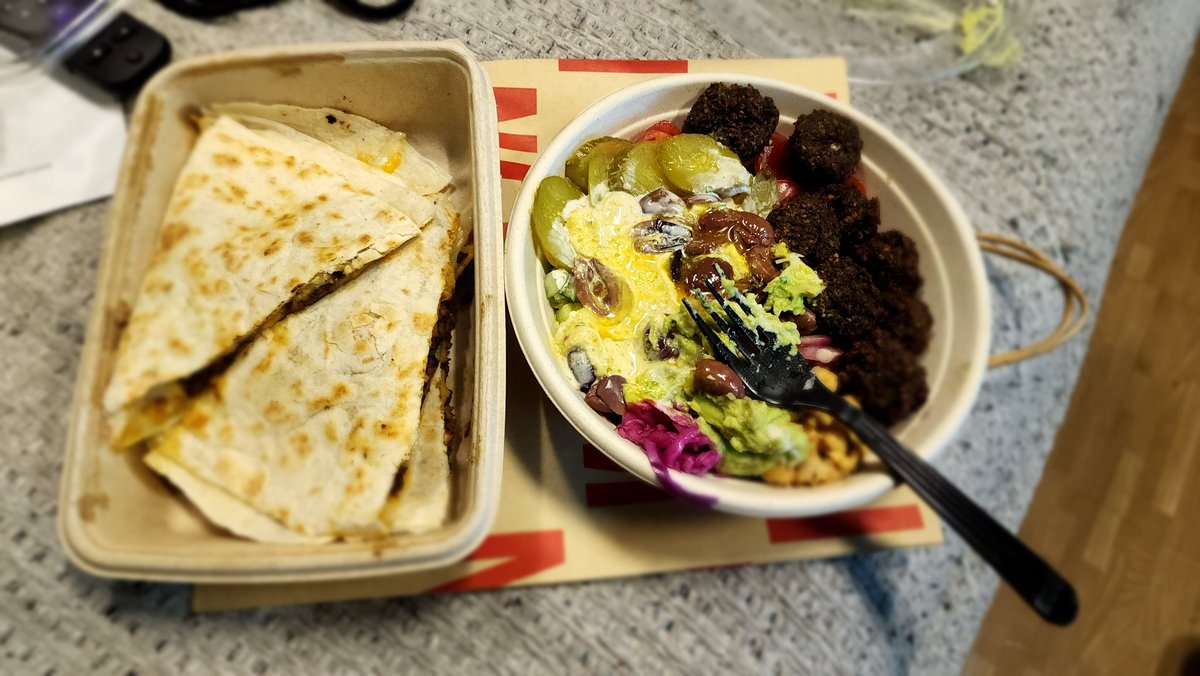 SugaRay4506's tweet photo. Home after a long day. Bought dinner. Falafel bowl from @eat_taim and vegan quesadilla from @mexicology_food mmmmm sooooo good 😋 #veganfoodie #falafel #quessadilla #taim #mexicology #dinner #home https://t.co/1yE3sRVQEm