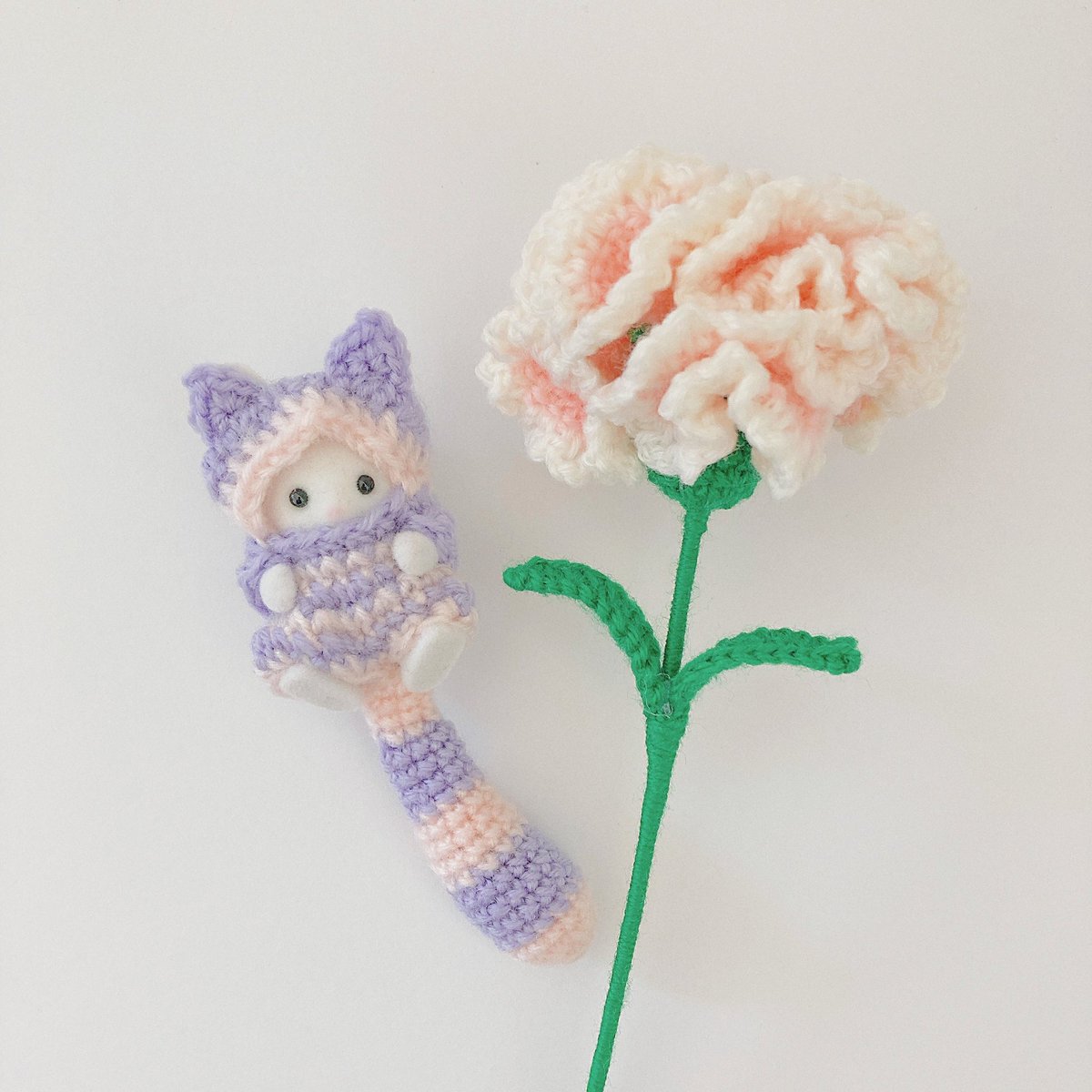 masaru_Handmade's tweet photo. にゃんことカーネーション

#かぎ針　#母の日　#プレゼント　#チェシャ猫　#再販のお品　#にゃんこの毛糸が残りわずか　#お求めはお早めに https://t.co/7R1QZRYT8B