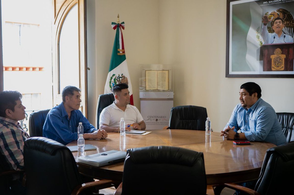 Esta tarde se llevó a cabo una reunión entre el Coordinador General de Delegados y autoridades de Yaitepec. Como gobierno, tenemos el firme compromiso de atender las demandas de las y los oaxaqueños. 

#SomosUnPuebloTransformandoSuHistoria