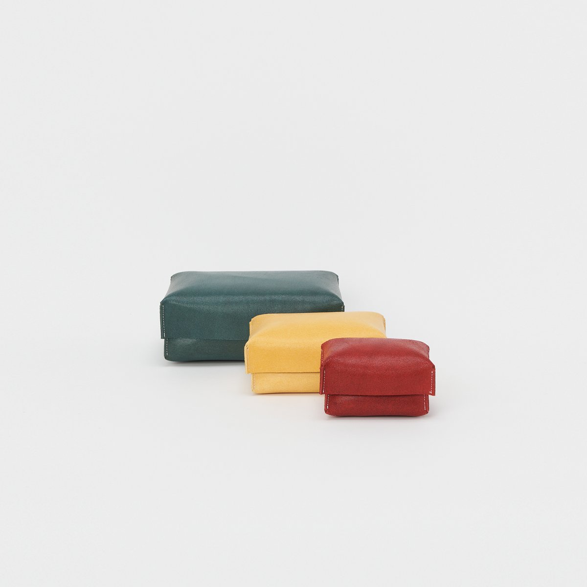 HenderScheme's tweet photo. "left to right" series will be available from the 29th of Apr.
Flagship stores @sukima_shop and retailers.

model: haribacco cylinder S/M/L, haribacco S/M/L, haribacco rectangle,
 box S/M/L, tray S/M/L, home, coaster, toco book cover, pen, pin
color: assort

#henderscheme #2023ws https://t.co/qj8MgP6iSj